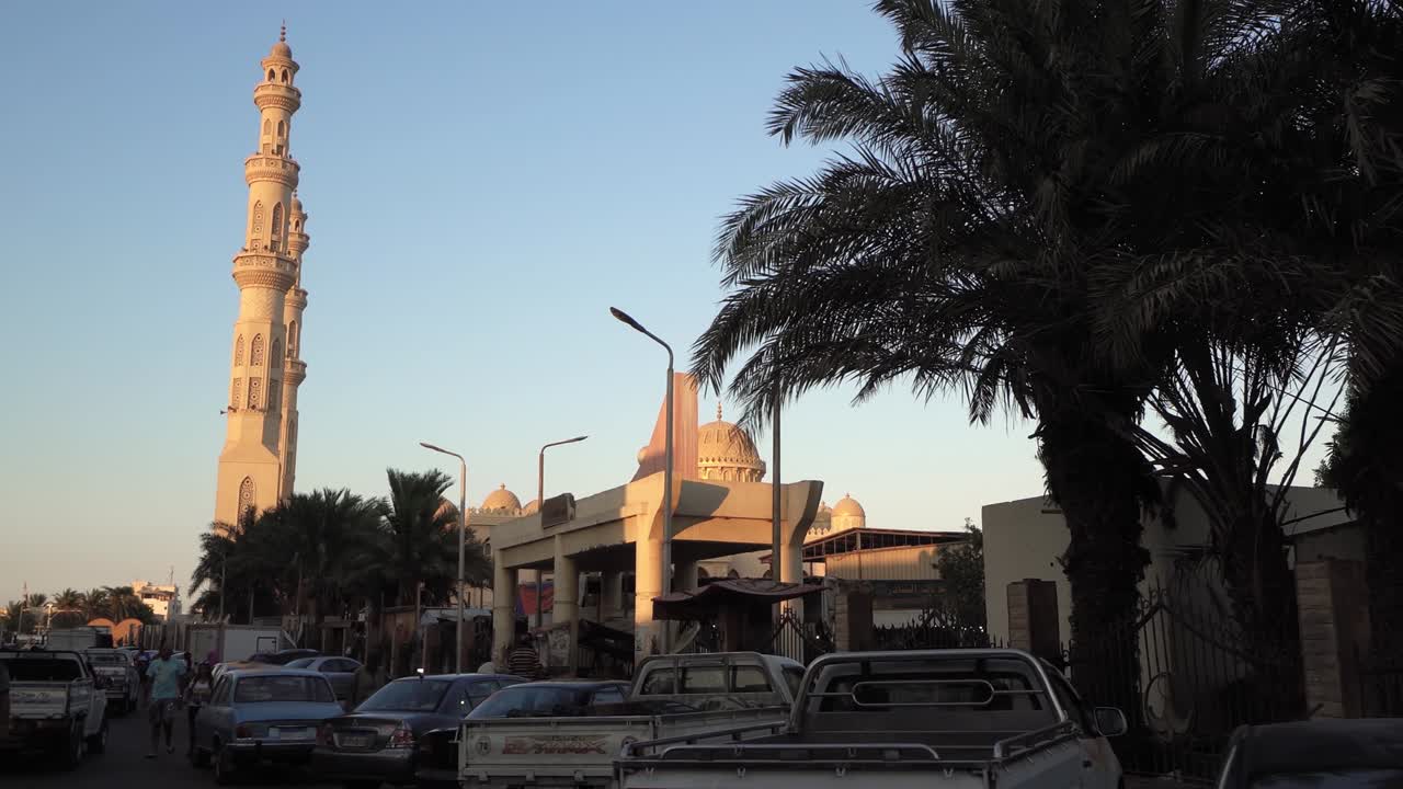 mezquita el mina en hurghada vista desde la calle concurrida con gente y tráfico