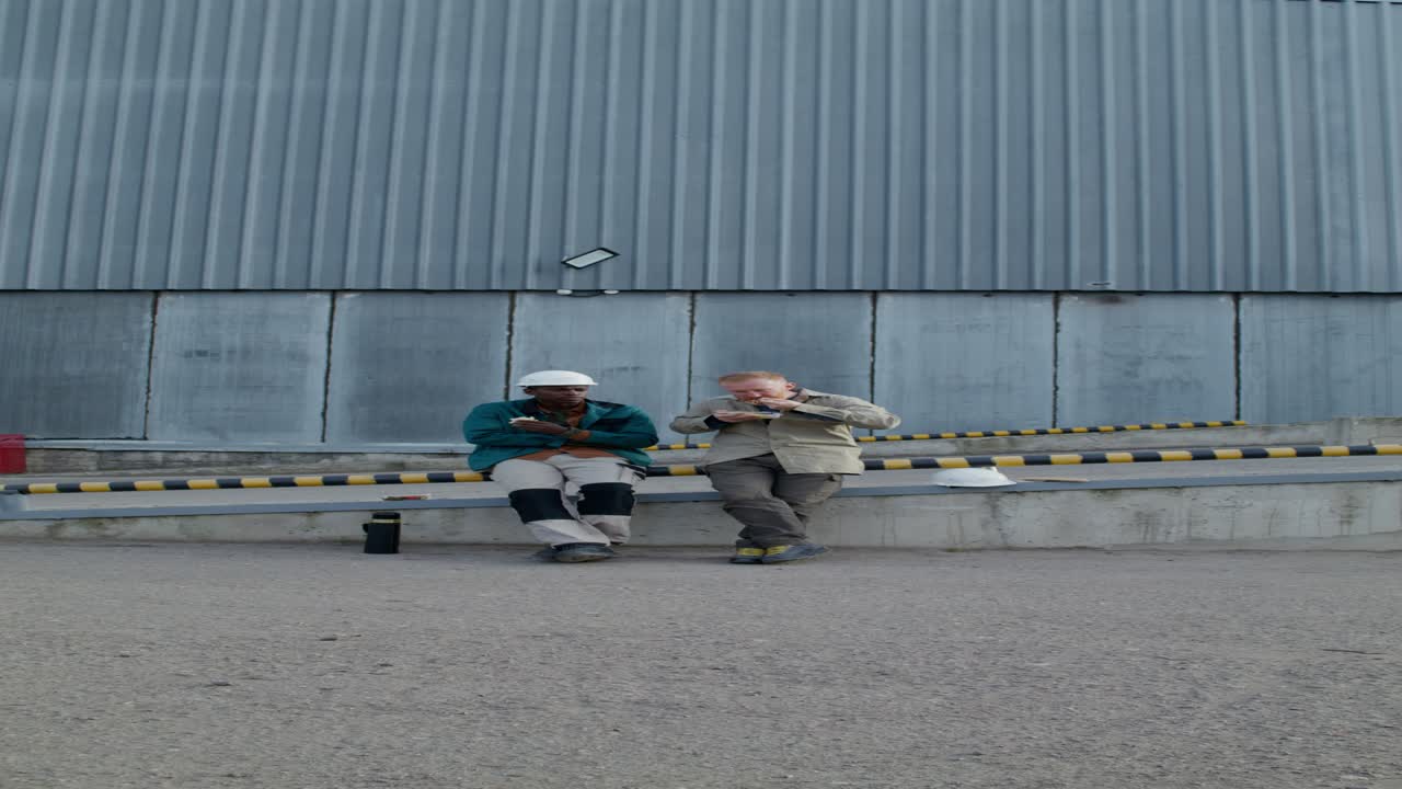 점심 휴식시간에 일하는 노동자