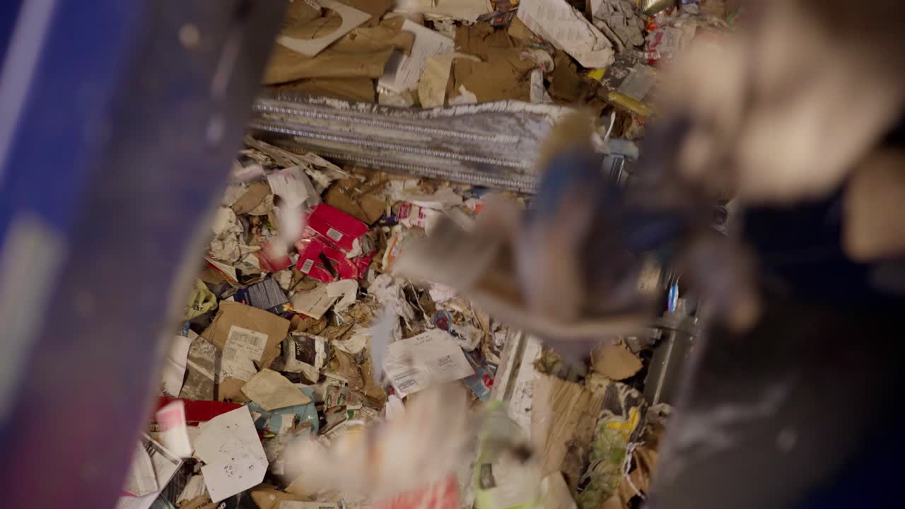 폐기물 재료를 분류하고 분류하기 위해 컨베이어 벨트에서 떨어지는 종이 폐기물, 폐기물을 지정된 폐기 또는 처리 장소로 전송