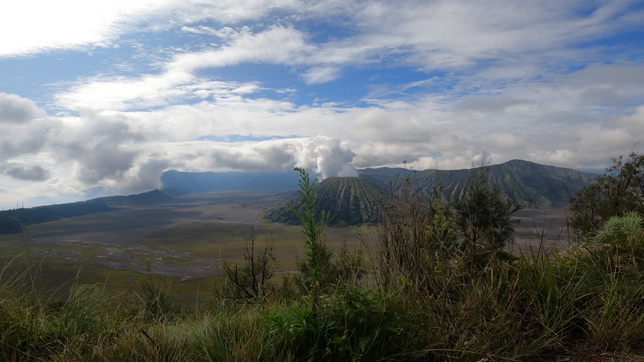 la belleza del monte bromo en la mañana desde la colina
