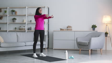 mujer haciendo ejercicio en casa