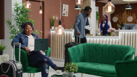 mujer viajera en una reunión de videoconferencia