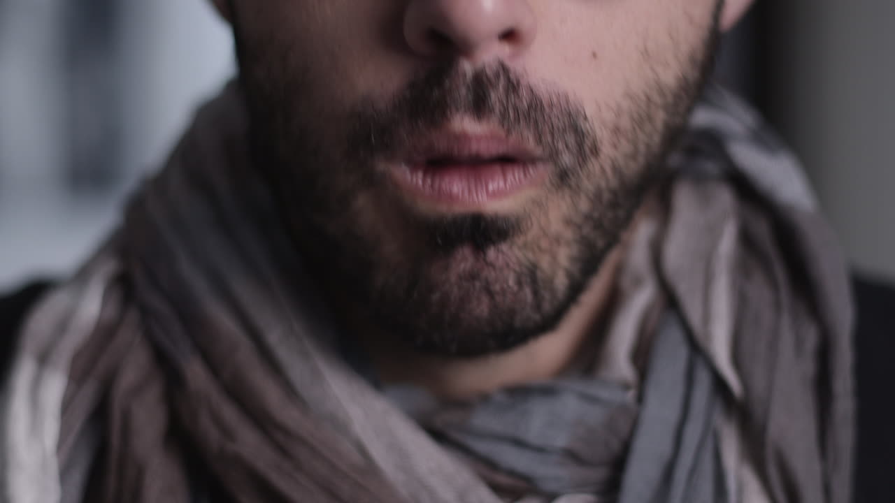 hombre caucásico estornuda, tose y limpia su nariz