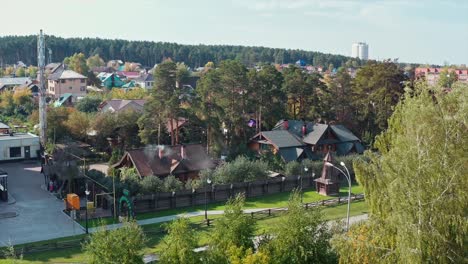 vista aérea de una zona residencial con casas de madera