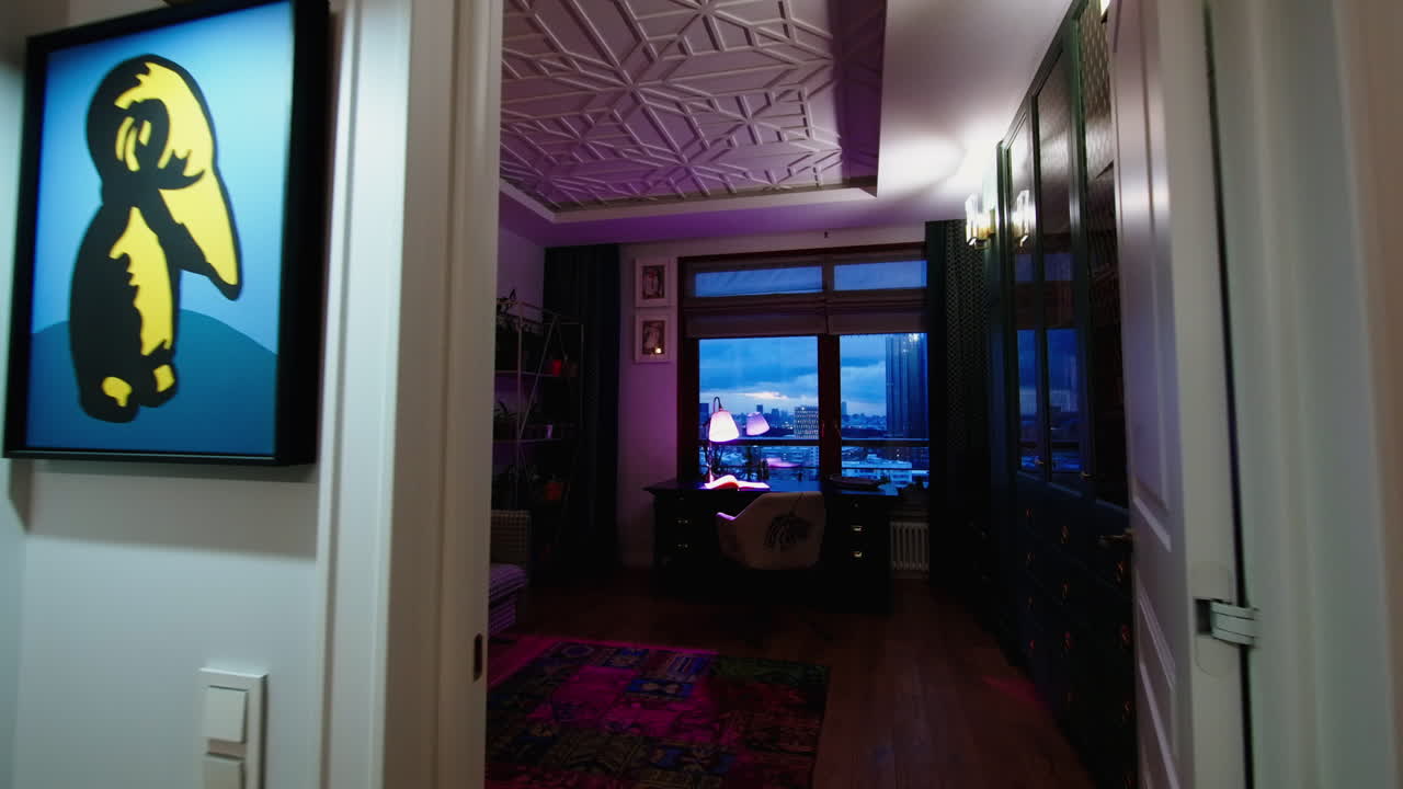 도시 전망을 가진 현대적인 홈 오피스