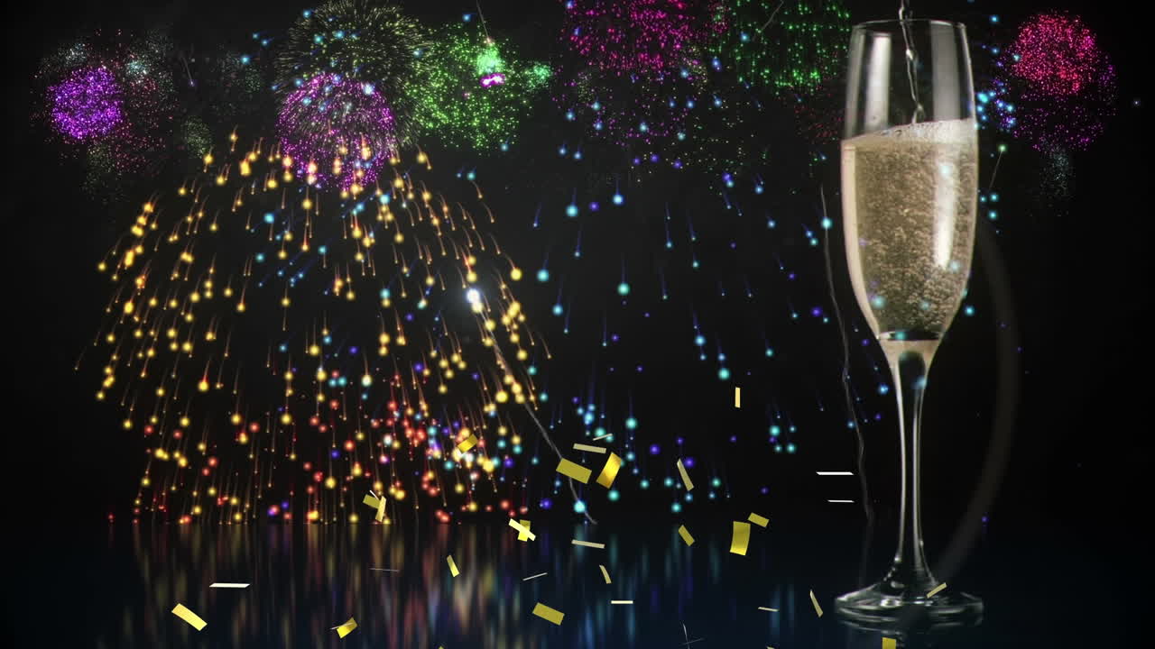 Animazione di scritte di auguri di buon anno su coriandoli, un bicchiere di champagne e fuochi d'artificio.