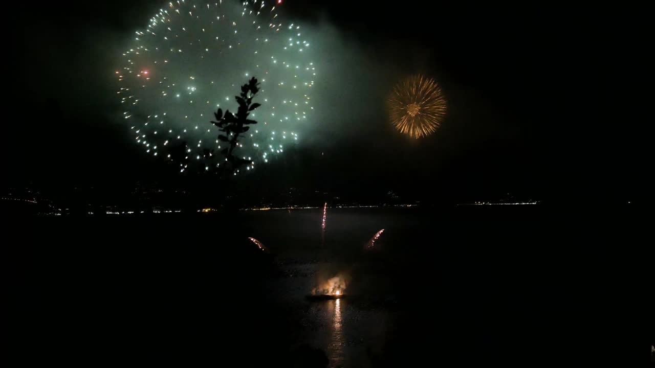 gran espectáculo de fuegos artificiales en el mar