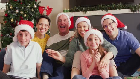 Retrato-De-Feliz-Caucásico-Con-Gorros-De-Papá-Noel