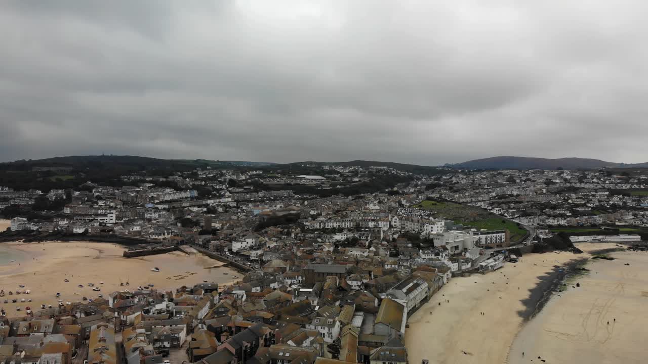 Ripresa aerea con panoramica verso destra delle spiagge a St Ives, Cornovaglia, Inghilterra