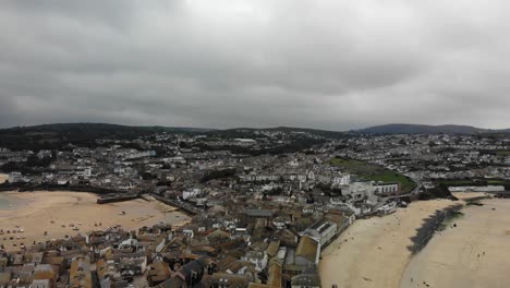 toma panorámica aérea derecha de las playas de st ives, cornualles, inglaterra