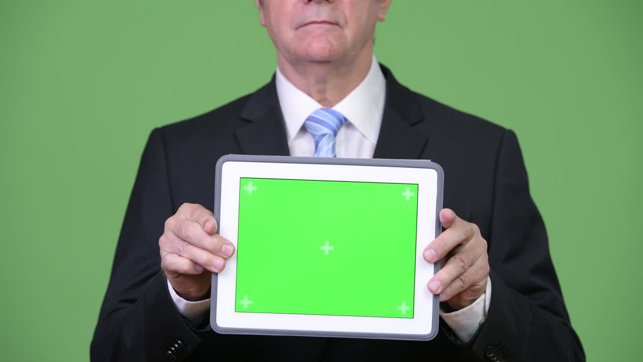 디지털 태블릿을 보여주는 성인 잘생긴 사업가