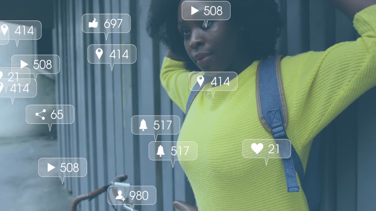 animación de las notificaciones de las redes sociales sobre una mujer afroamericana de pie en la calle con una bicicleta