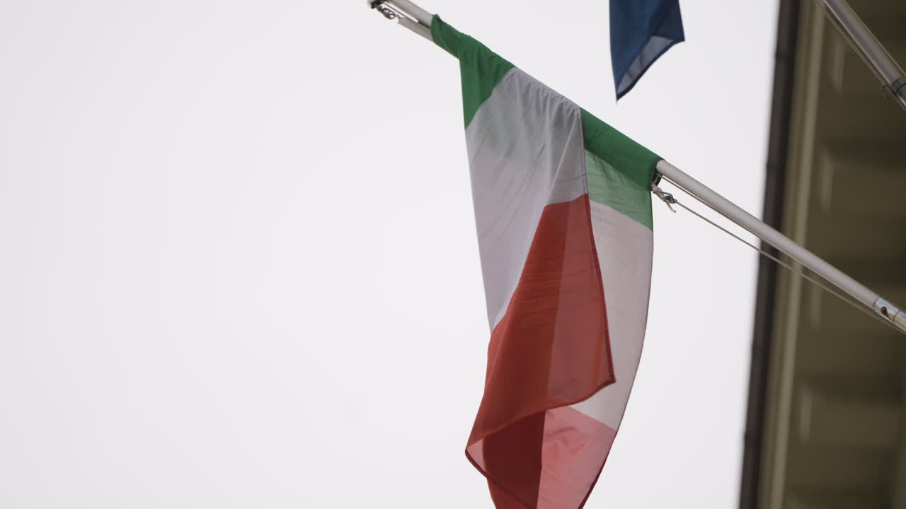 Primo piano al rallentatore di una bandiera italiana avvolta dal vento