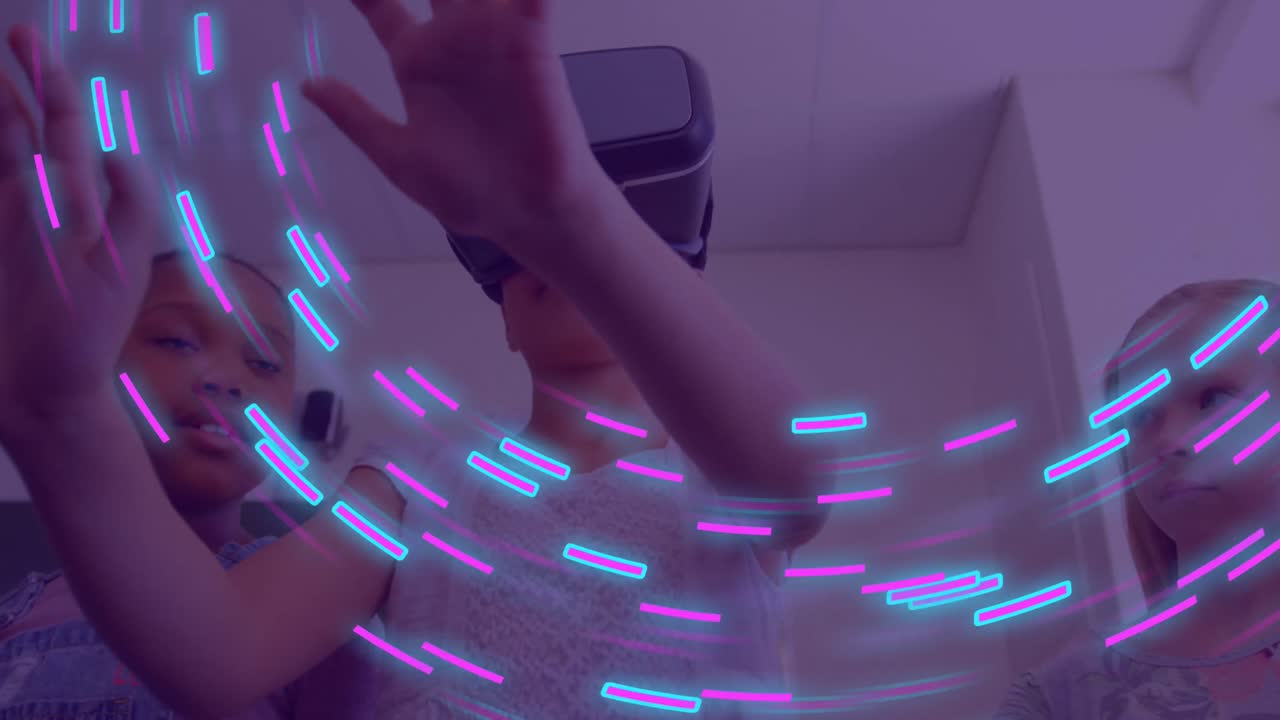 animación de rastros de luz brillante de transferencia de datos sobre un niño afroamericano en auriculares vr.