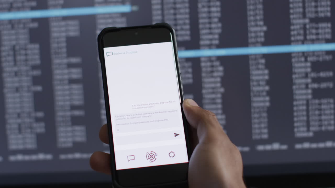 video de un empresario biracial usando un teléfono inteligente y procesamiento de datos en la pantalla en segundo plano