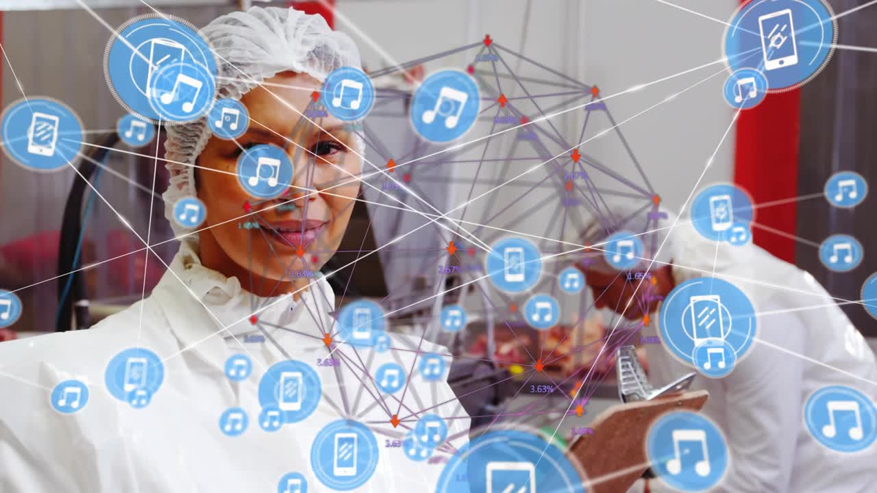Tecnico di impianto controlla gli appunti mentre icone di telefono o musica appaiono su di esso, la rete si collega per il controllo qualità