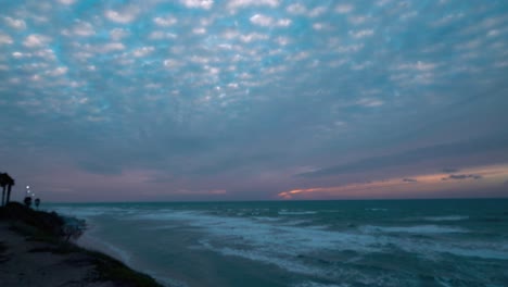 Ein-Filmischer,-Verträumter-Zeitraffer-Sonnenuntergang-Am-Strand