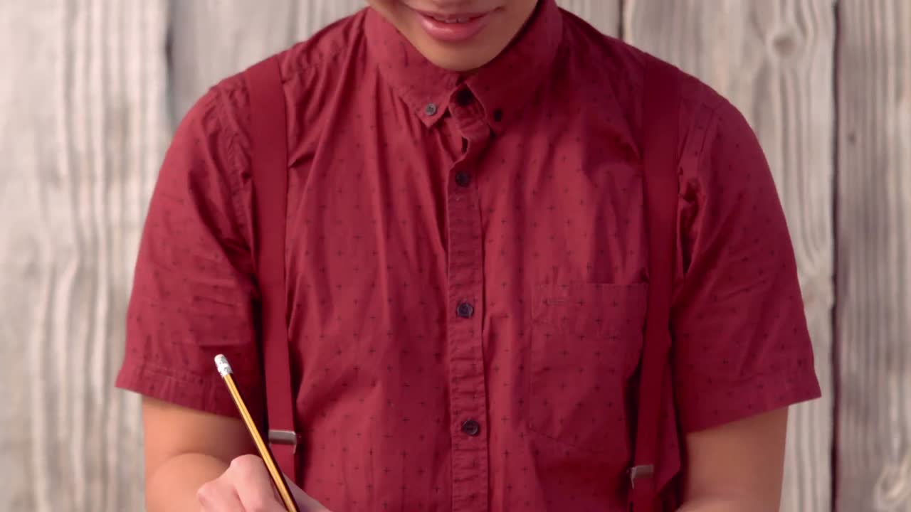 hipster escribiendo con lápiz en un libro