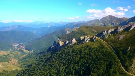 Europa-Exuda-Majestuosidad-Real-Cuando-El-Dron-Se-Eleva,-Revelando-La-Imponente-Presencia-De-Los-Picos-De-Las-Montañas,-Un-Testimonio-Del-Arte-Incomparable-De-La-Naturaleza-A-La-Hora-De-Esculpir-Paisajes-Impresionantes.