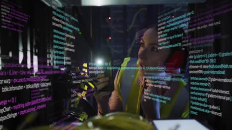 animación del procesamiento de datos sobre una mujer caucásica que trabaja en la sala de servidores