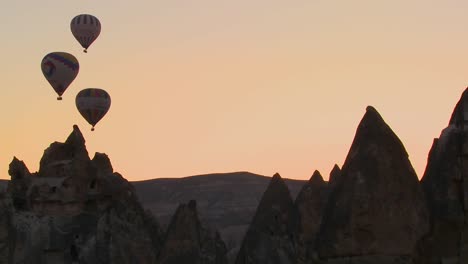 Drei-Heißluftballons-Heben-Sich-Wunderschön-Von-Einem-Berggipfel-In-Kappadokien-Ab