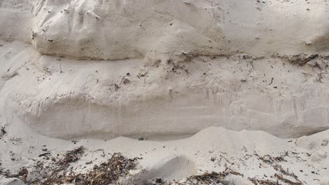 banco de arena de playa empinada se derrumba