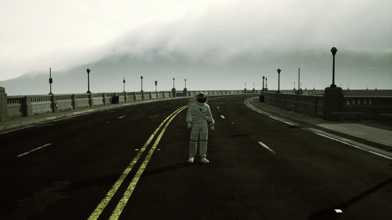 새벽에 비어있는 도로에 서 있는 우주비행사 의상을 입은 신비한 인물