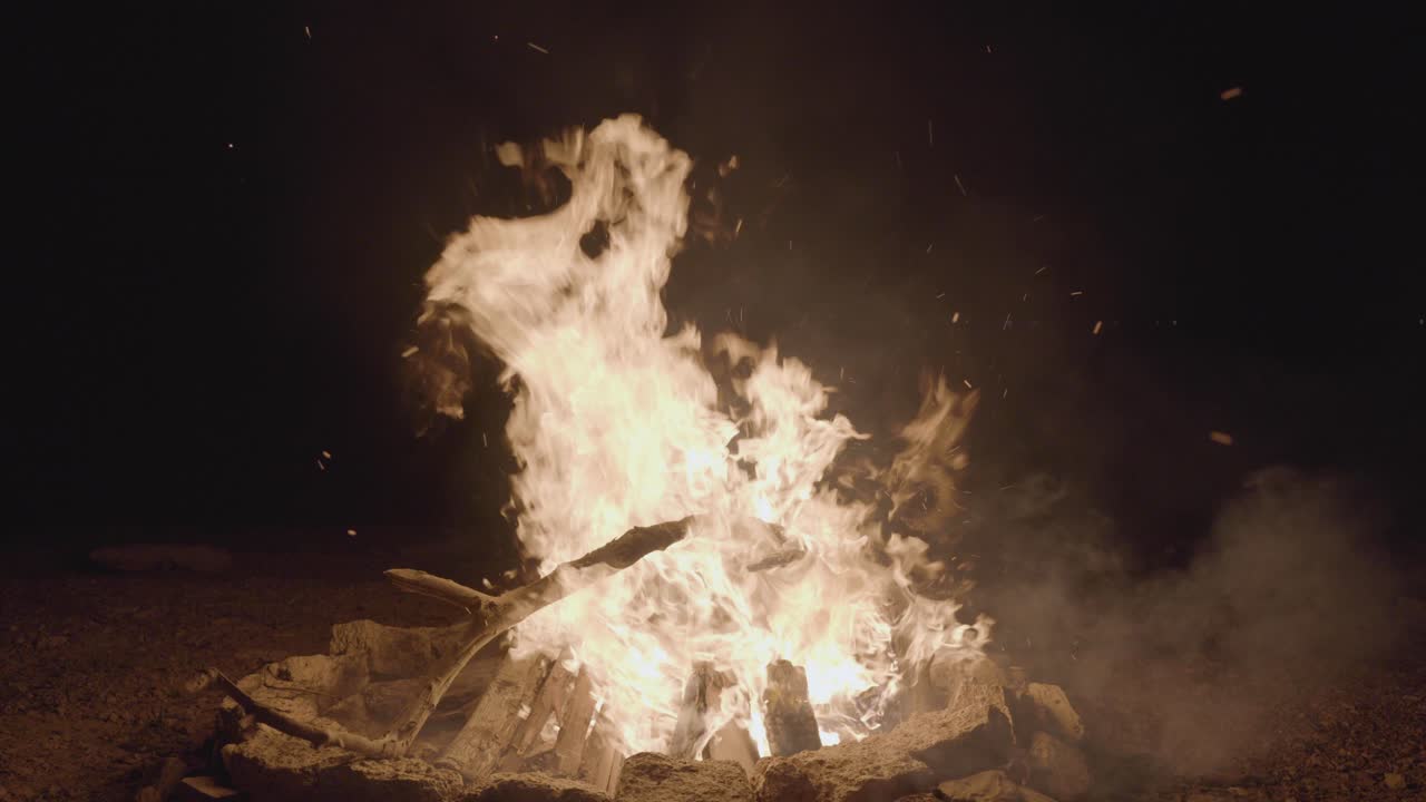 el fuego del campamento ardía brillantemente una llama ardiente