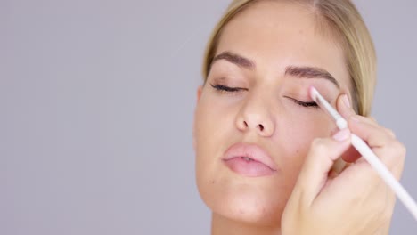 Mujer-Joven-Aplicando-Maquillaje-De-Ojos-En-El-Párpado.