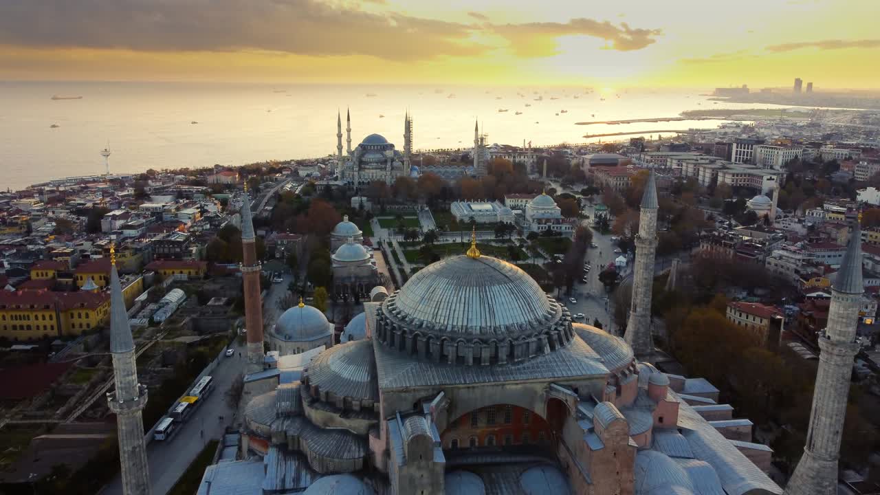 la ciudad más grande de turquía al amanecer. vista aérea de la mezquita de hagia sophia y vista de estambul durante el día