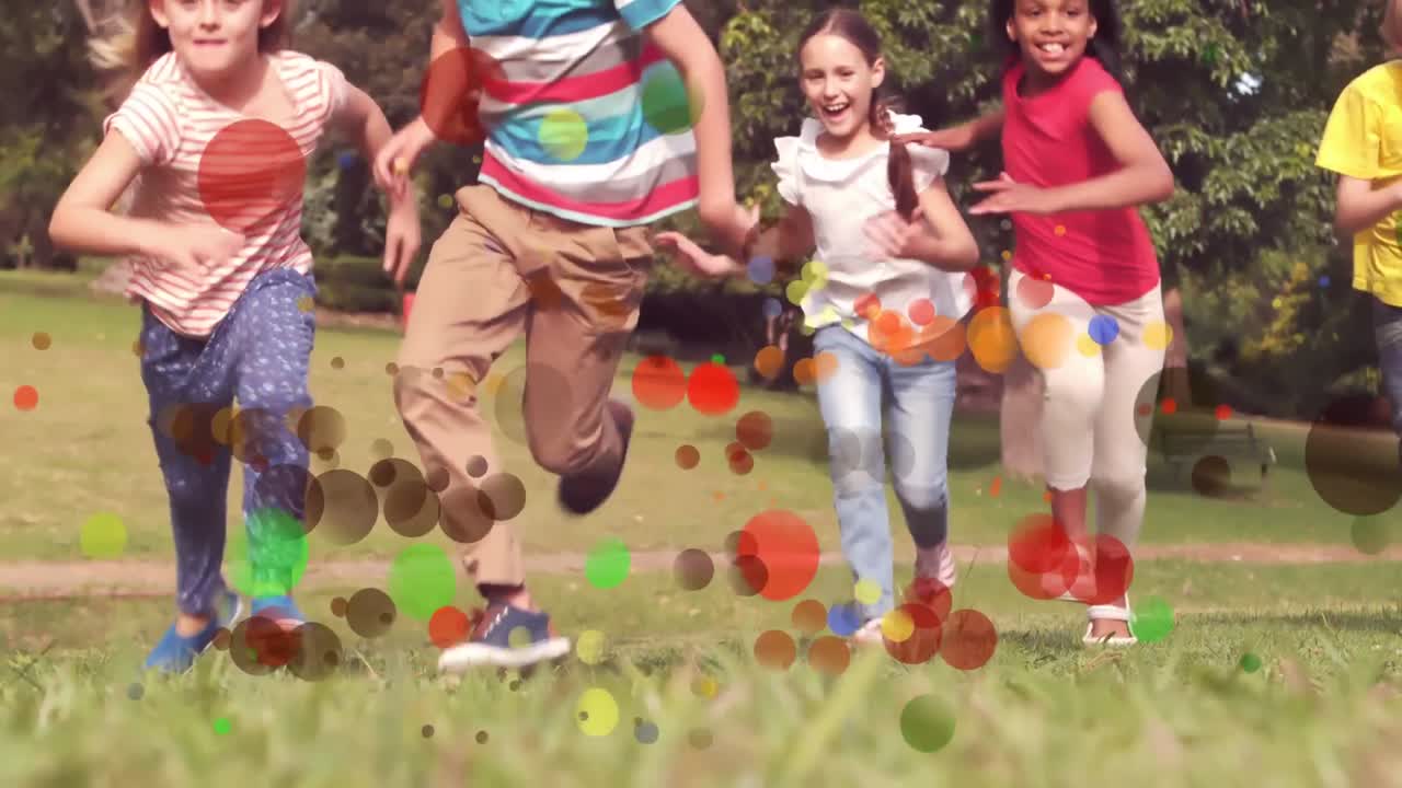 manchas móviles de luz de color con niños corriendo