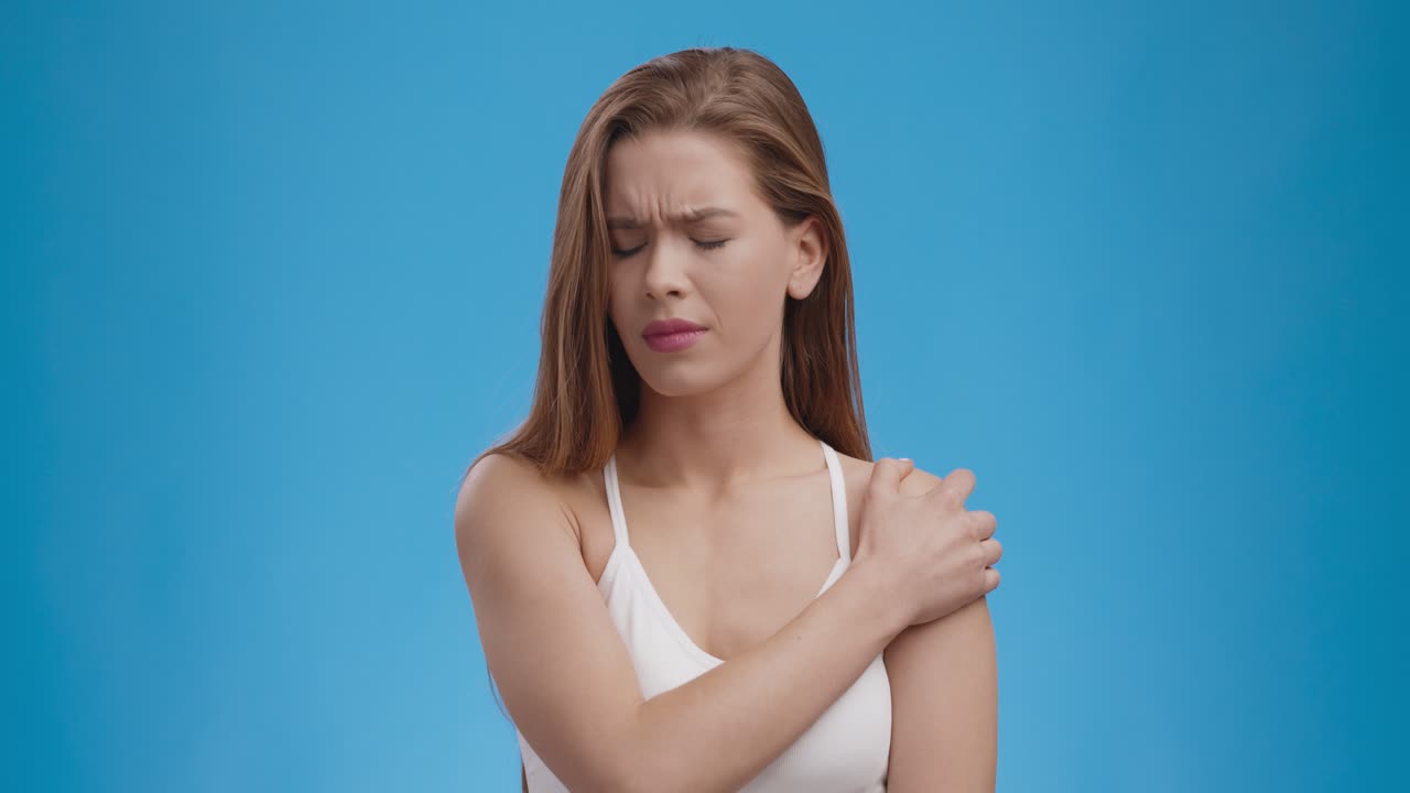 mujer con dolor de hombro