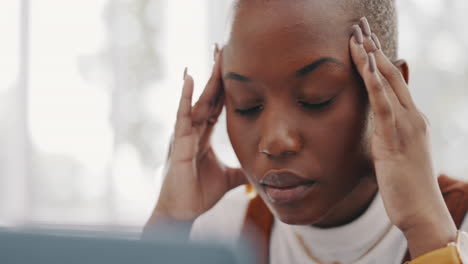 estrés, agotamiento y dolor de cabeza de la mujer negra