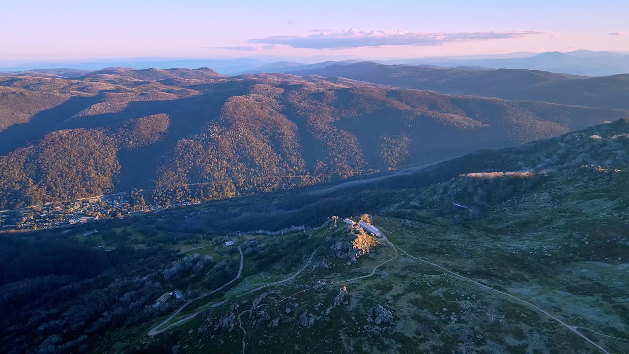 espectacular fotografía aérea de la pista de esquí de thredbo en la temporada seca de verano en las montañas nevadas, nsw, australia
