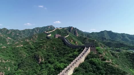 the great wall of china winding through green mountains