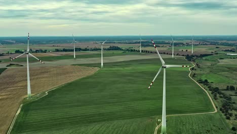 Vista-De-Drones-De-Una-Estación-De-Energía-Eólica-Y-Sus-Alrededores