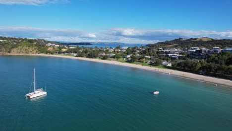 Paisaje-Tranquilo-En-La-Playa-De-Big-Oneroa-En-Auckland,-Nueva-Zelanda---Disparo-Aéreo-De-Drones