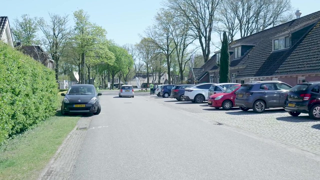 Banliyö semtinde sakin bir yerleşim sokağına park etmiş arabalar