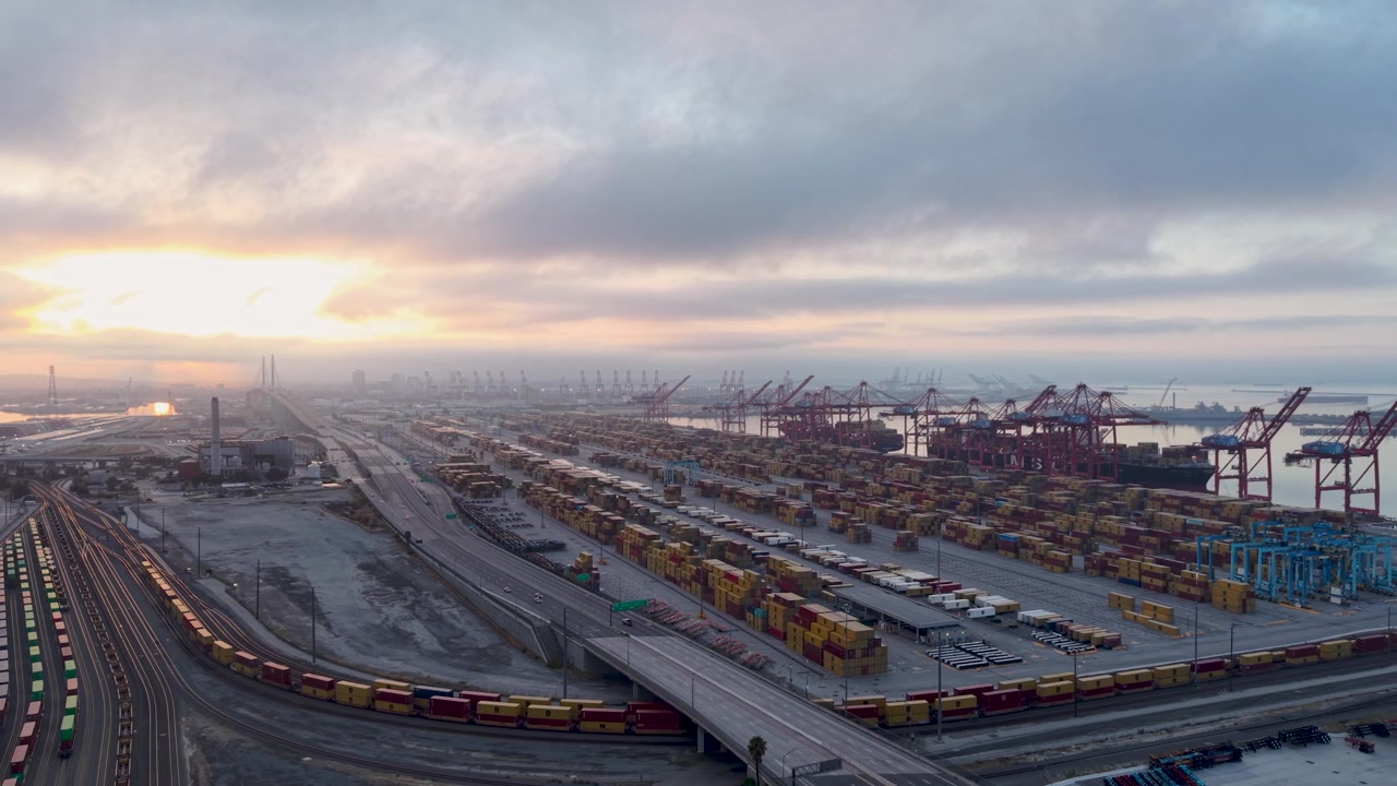 Langsame, dramatische Schwenkfahrt über einen grauen, tristen Hafen von Los Angeles an einem frühen Sonntagmorgen.