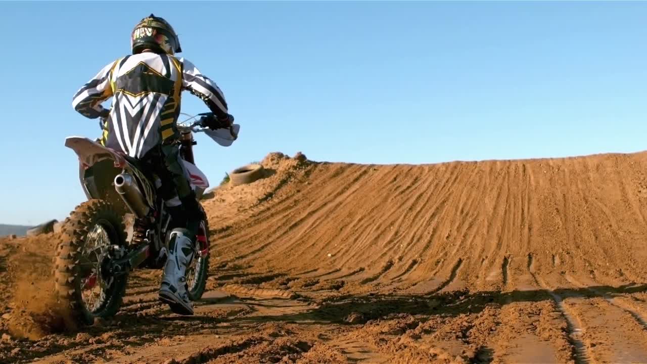 Homem andando de moto de motocross