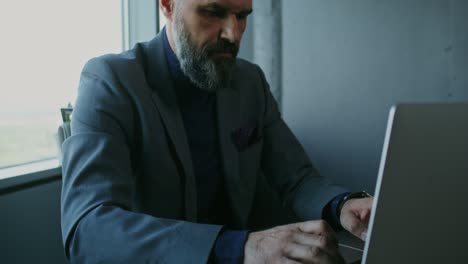 hombre de negocios trabajando en una computadora portátil en la oficina