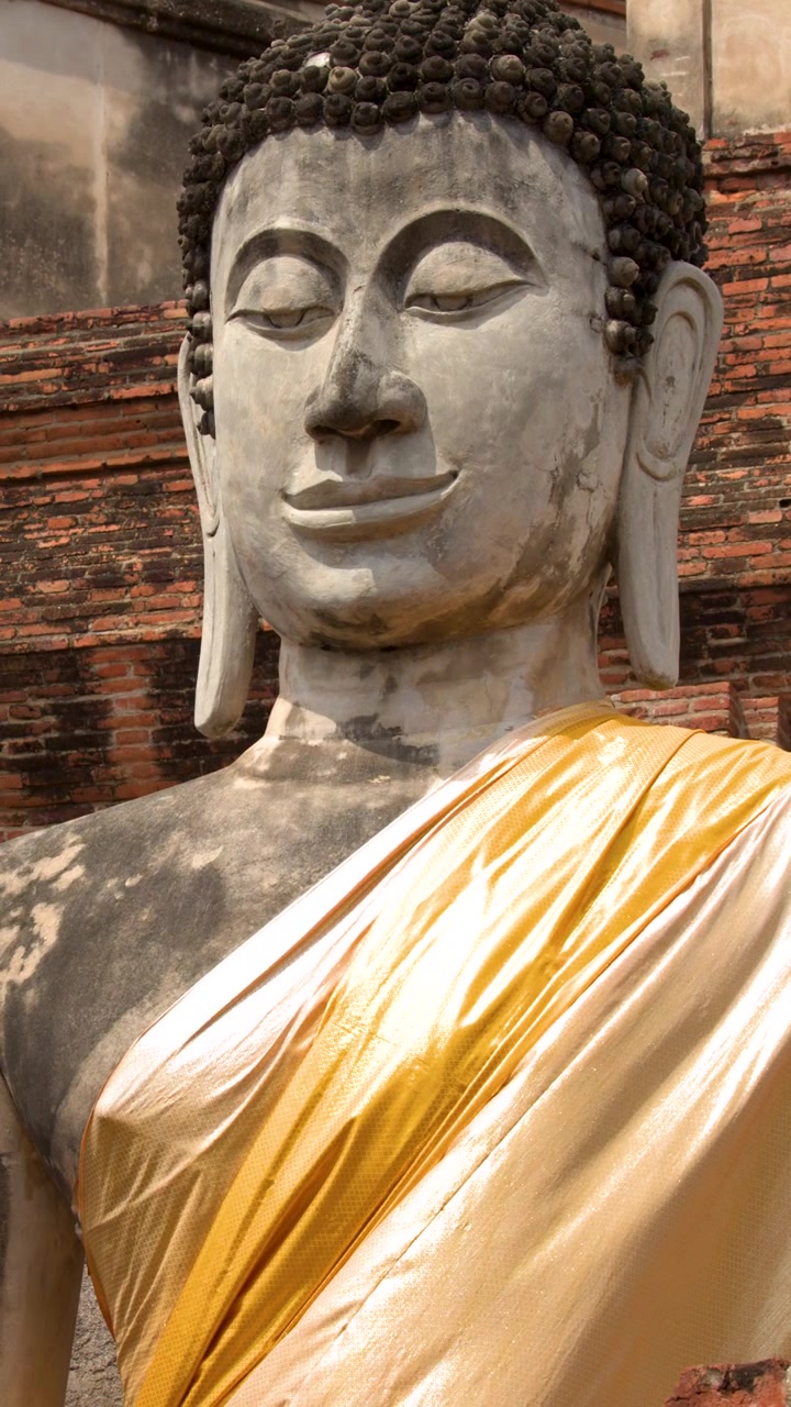 Antica statua del Buddha presso il Parco storico di Ayutthaya in Thailandia