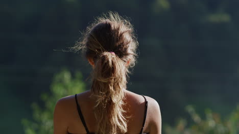 Mujer-Desconocida-Sentada-En-Las-Montañas.-Chica-Irreconocible-Meditando-Al-Aire-Libre.