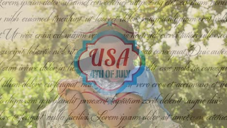 animación de texto y texto de estados unidos el 4 de julio sobre un soldado afroamericano con un hijo