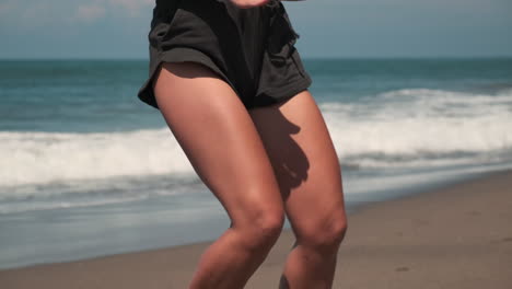 frau trainiert am strand