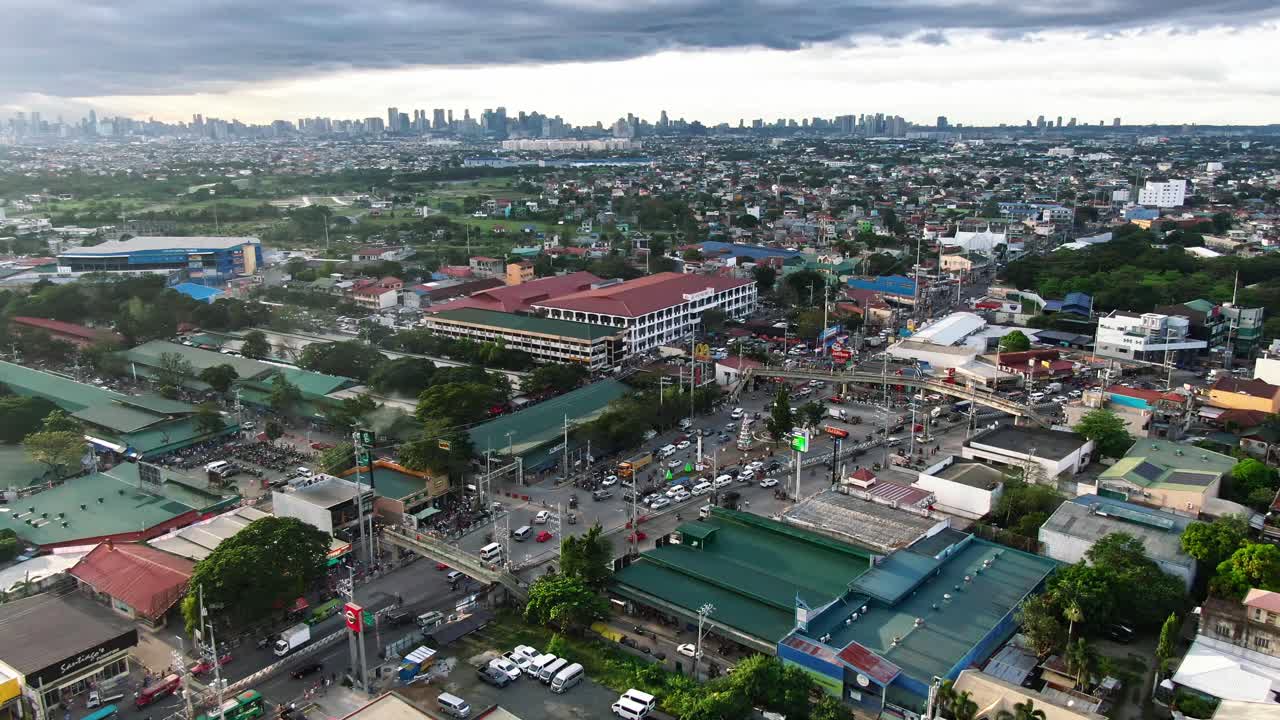 bonita vista de drones de la enorme ciudad de taytay rizal, concurrida autopista de intersección, centro de negocios y edificios alrededor de la ciudad