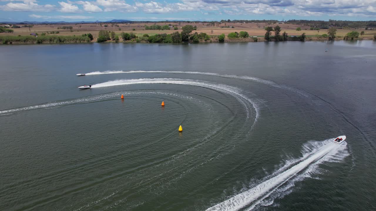 그라프턴, nsw, 오스트레일리아에서 클라렌스 강에서 경주하는 스피드 보트