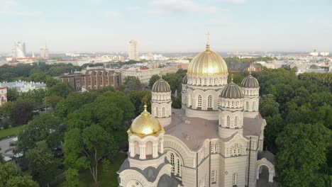 Malerische-Luftaufnahme-Von-Riga-Mit-Majestätischer-Geburtskathedrale,-Lettland,-Vorwärtsfliegende-Drohne,-Sonniger-Tag