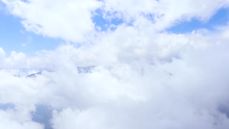 Pesados-Movimientos-De-Nubes-Con-Fondo-De-Montaña-Del-Himalaya-En-La-Mañana-Desde-Un-Video-De-ángulo-Plano-Tomado-En-Sela-Pass-Tawang-India