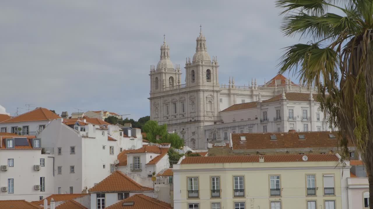 Vista dal Miradouro das Portas do Sol filmata a Lisbona, Portogallo